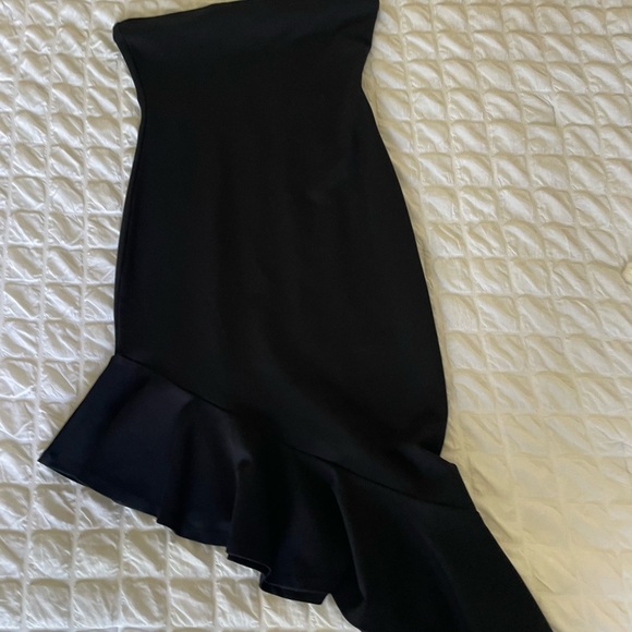 Lovers + Friends Black strapless asymmetrical midi dress - Picture 2 of 5
